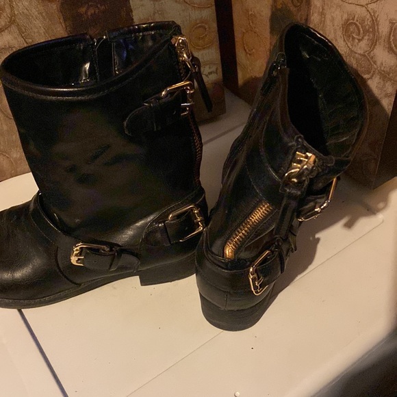 Black bootie with gold accent - Picture 4 of 6